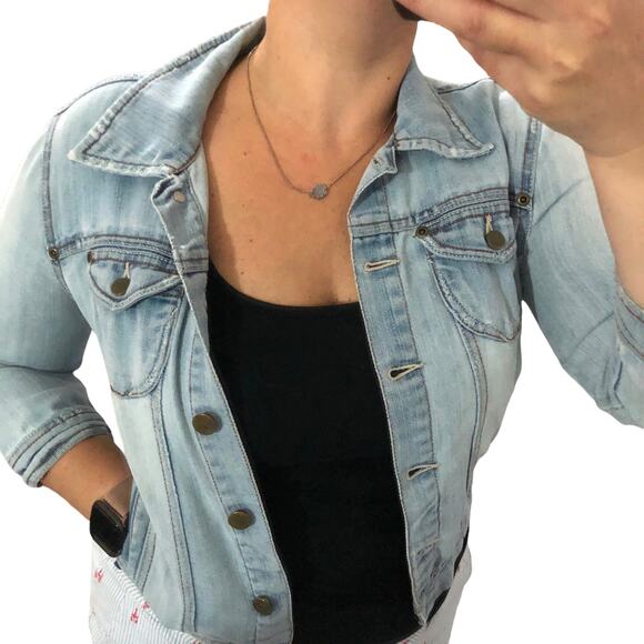 Forever 21 MEDIUM Slight Distress Light Wash Four Pocket Button Up Jean Jacket - Picture 2 of 13